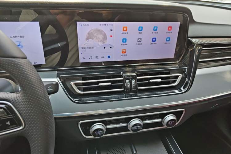 Used Hongqi HS5 2023 2.0T Four-Wheel Drive Flagship Pro Edition Audio And AC Panel