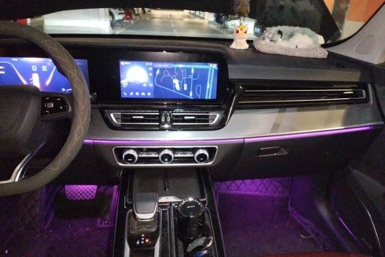 Used Hongqi HS5 2023 2.0T Qixiang Pro Edition Audio And AC Panel