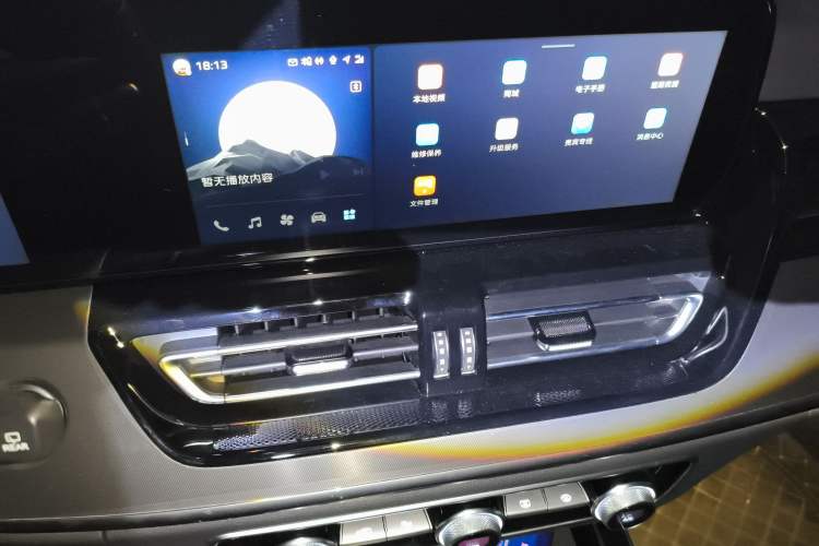 Used Hongqi HS5 2023 2.0T Qixiang Pro Edition Audio And AC Panel