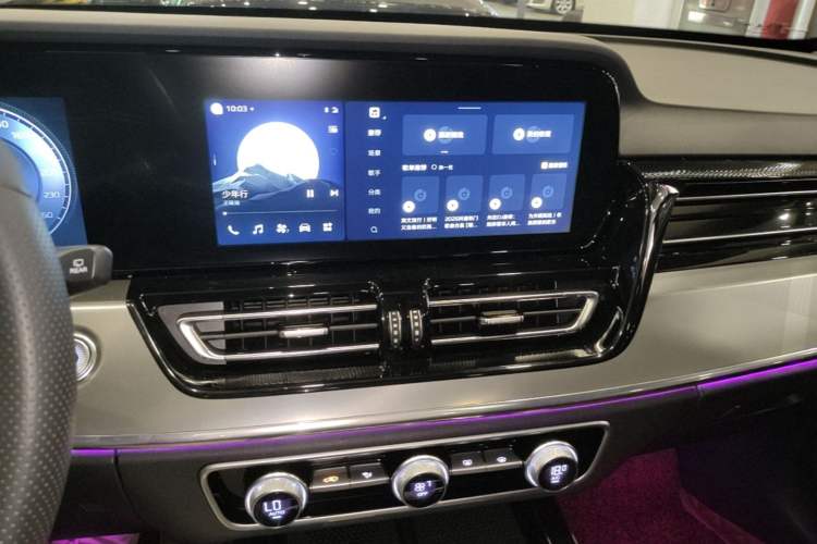 Used Hongqi HS5 2023 2.0T Qixiang Pro Edition Audio And AC Panel
