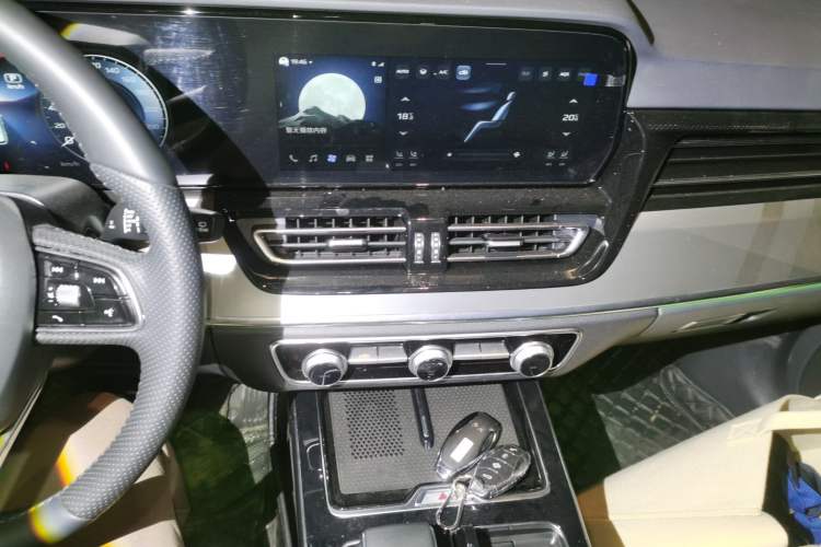 Used Hongqi HS5 2023 2.0T Qixiang Pro Edition Audio And AC Panel
