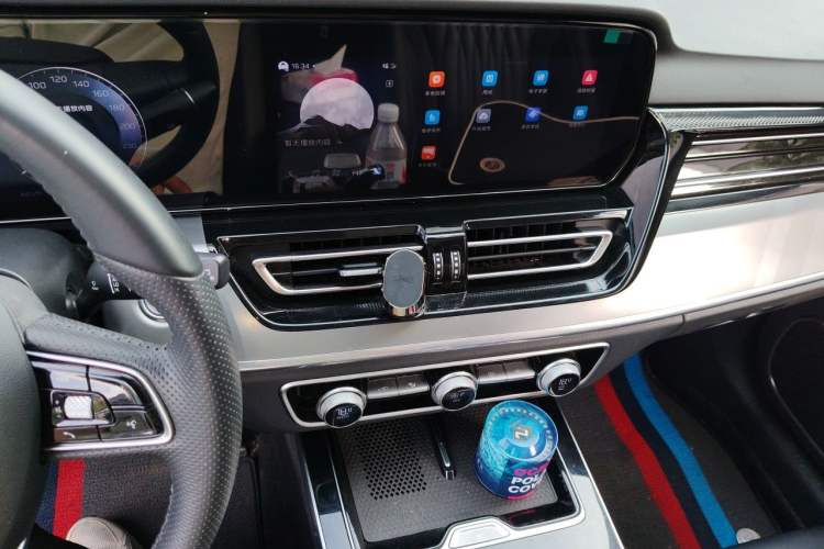 Used Hongqi HS5 2023 2.0T Qixiang Pro Edition Audio And AC Panel