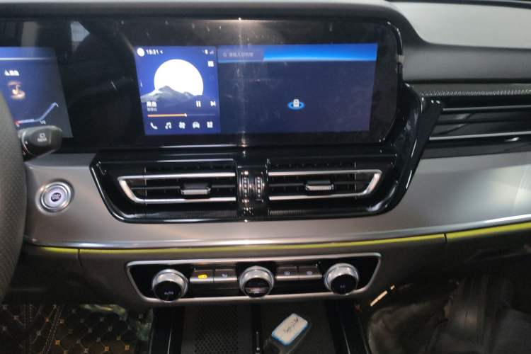 Used Hongqi HS5 2023 2.0T Qixiang Pro Edition Audio And AC Panel