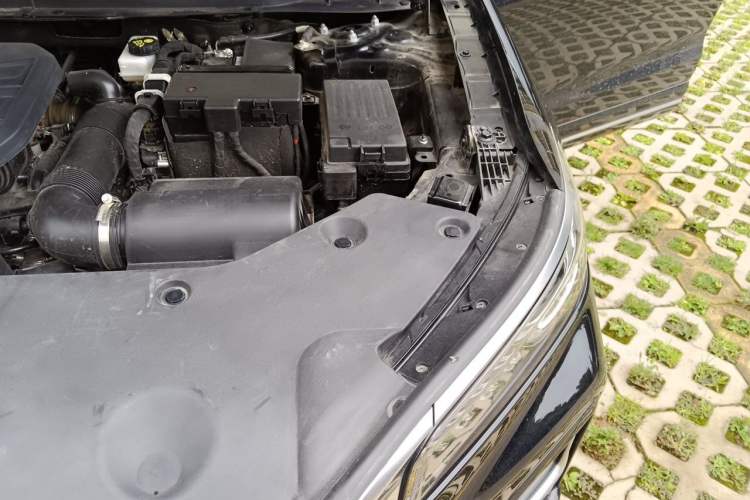 Used Hongqi HS5 2023 2.0T Four-Wheel Drive Flagship Pro Edition Engine Bay Left