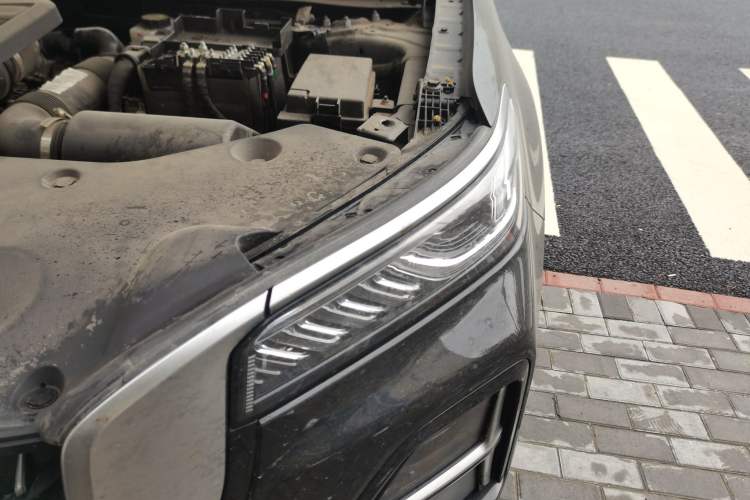 Used Hongqi HS5 2023 2.0T Four-Wheel Drive Flagship Pro Edition Engine Bay Left