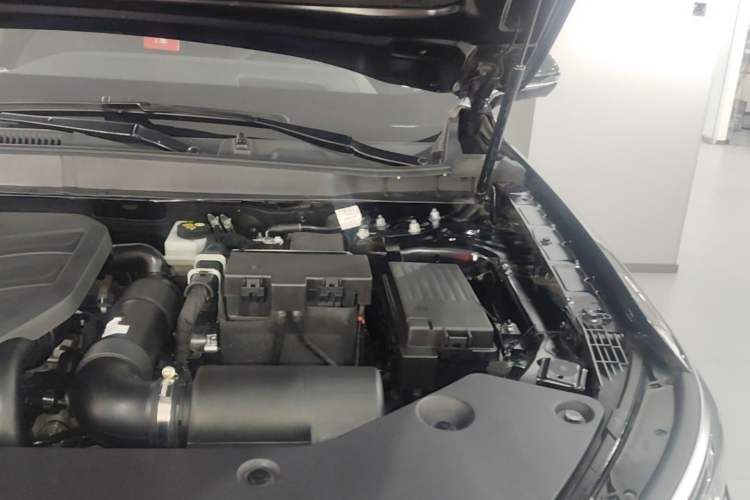 Used Hongqi HS5 2023 2.0T Qixiang Pro Edition Engine Bay Left