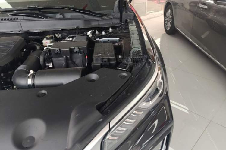 Used Hongqi HS5 2023 2.0T Four-Wheel Drive Flagship Pro Edition Engine Bay Left