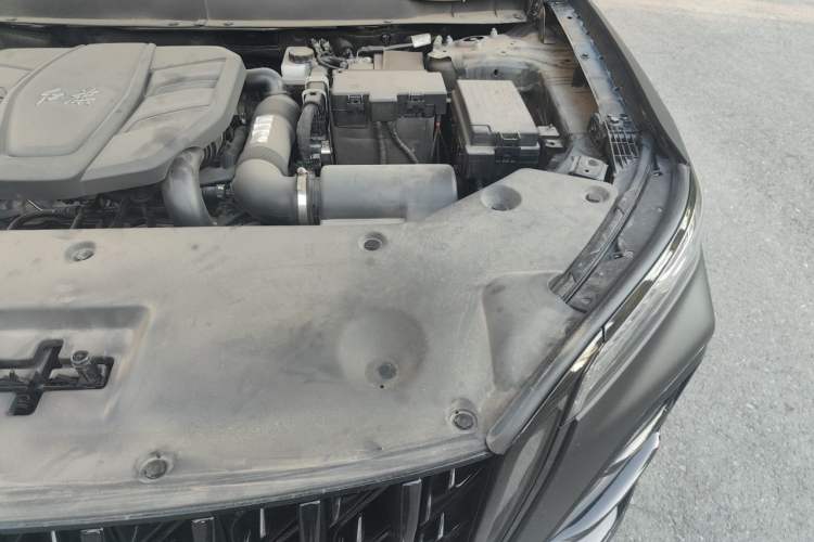 Used Hongqi HS5 2023 2.0T Four-Wheel Drive Flagship Pro Edition Engine Bay Left
