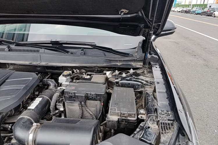 Used Hongqi HS5 2023 2.0T Qixiang Pro Edition Engine Bay Left