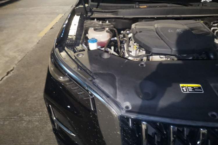Used Hongqi HS5 2023 2.0T Four-Wheel Drive Flagship Pro Edition Engine Bay Right