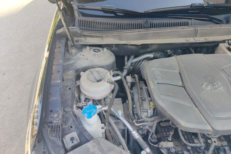 Used Hongqi HS5 2023 2.0T Four-Wheel Drive Flagship Pro Edition Engine Bay Right