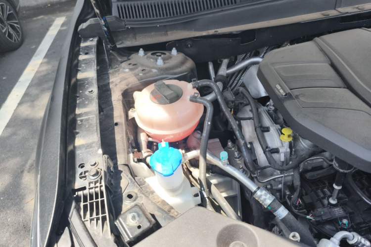 Used Hongqi HS5 2023 2.0T Four-Wheel Drive Flagship Pro Edition Engine Bay Right