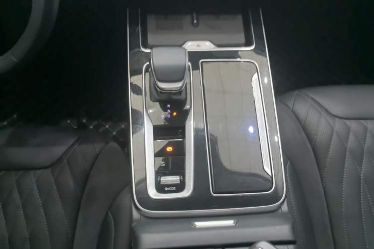 Used Hongqi HS5 2023 2.0T Qixiang Pro Edition Gear Lever