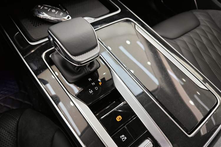 Used Hongqi HS5 2023 2.0T Four-Wheel Drive Flagship Pro Edition Interior 3