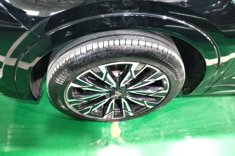 Used Hongqi HS5 2023 2.0T Four-Wheel Drive Flagship Pro Edition Left Front Wheel Hub