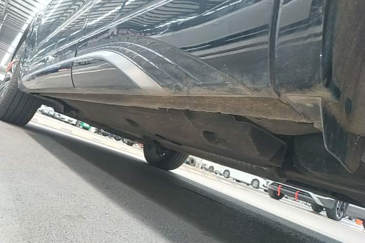 Used Hongqi HS5 2023 2.0T Four-Wheel Drive Flagship Pro Edition Left Side Sill