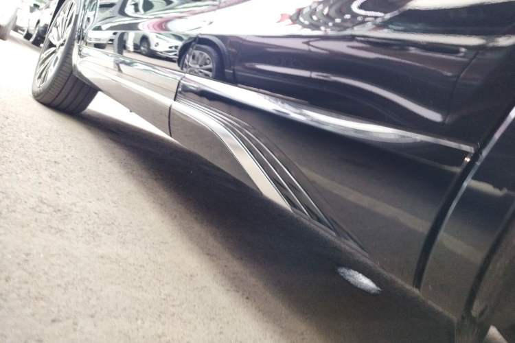Used Hongqi HS5 2023 2.0T Four-Wheel Drive Flagship Pro Edition Left Side Sill
