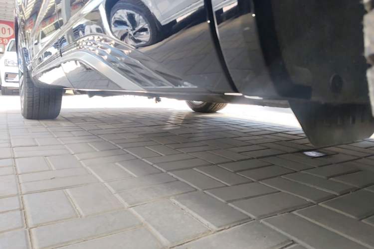 Used Hongqi HS5 2023 2.0T Four-Wheel Drive Flagship Pro Edition Left Side Sill