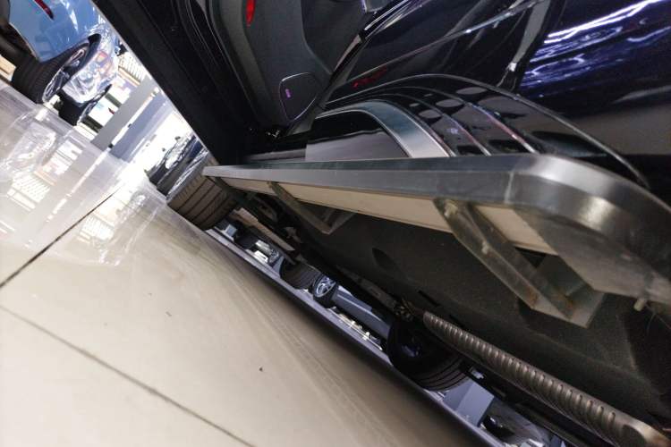 Used Hongqi HS5 2023 2.0T Four-Wheel Drive Flagship Pro Edition Left Side Sill