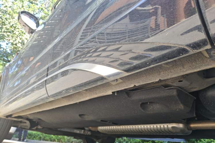 Used Hongqi HS5 2023 2.0T Four-Wheel Drive Flagship Pro Edition Left Side Sill