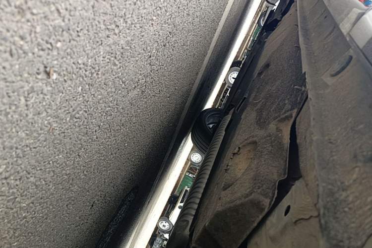 Used Hongqi HS5 2023 2.0T Four-Wheel Drive Flagship Pro Edition Left Side Sill