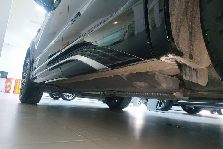 Used Hongqi HS5 2023 2.0T Four-Wheel Drive Flagship Pro Edition Left Side Sill