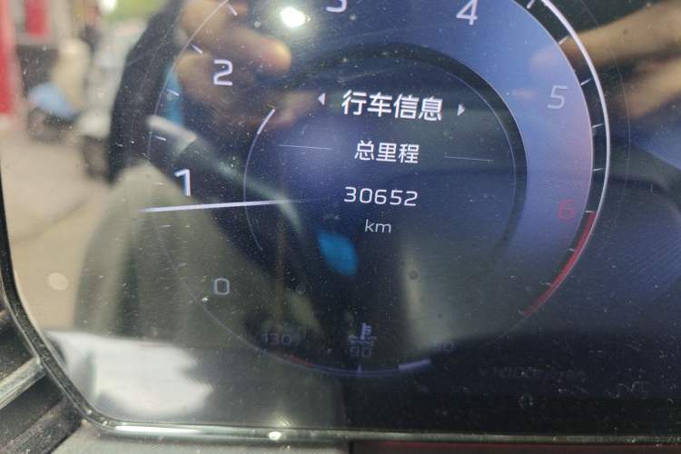 Used Hongqi HS5 2023 2.0T Qixiang Pro Edition Odometer Close Up
