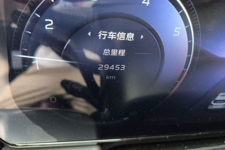 Used Hongqi HS5 2023 2.0T Qixiang Pro Edition Odometer Close Up