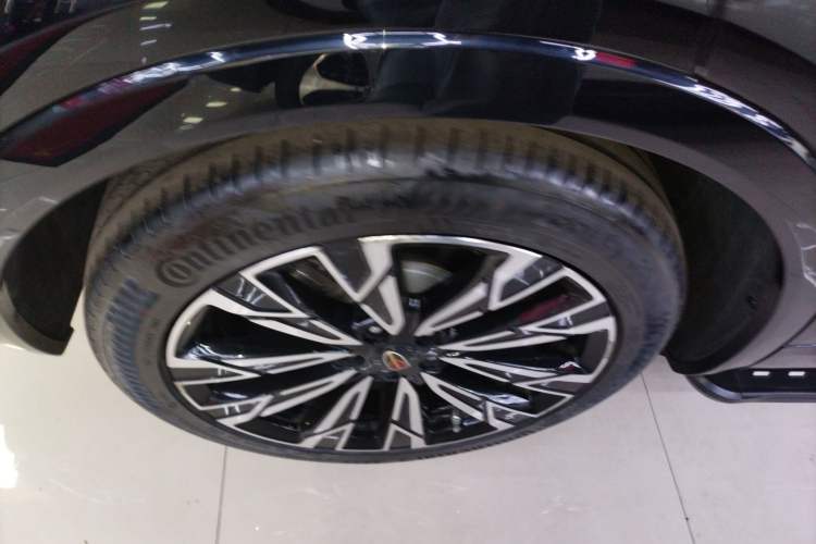 Used Hongqi HS5 2023 2.0T Four-Wheel Drive Flagship Pro Edition Right Rear Wheel Hub