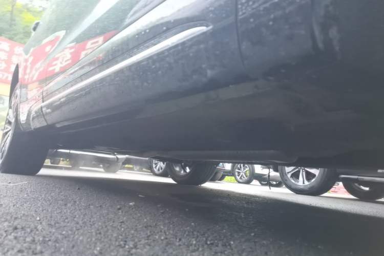 Used Hongqi HS5 2023 2.0T Four-Wheel Drive Flagship Pro Edition Right Side Sill