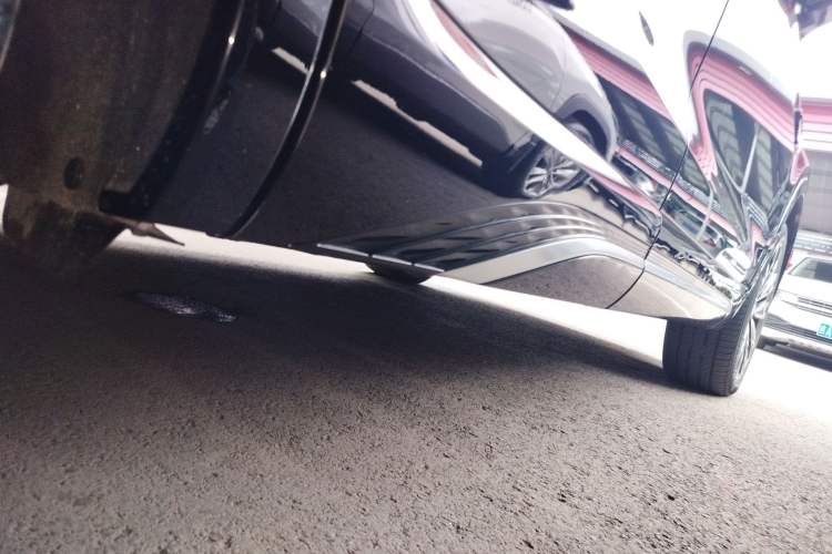Used Hongqi HS5 2023 2.0T Four-Wheel Drive Flagship Pro Edition Right Side Sill