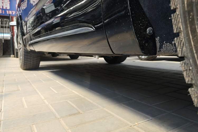 Used Hongqi HS5 2023 2.0T Four-Wheel Drive Flagship Pro Edition Right Side Sill