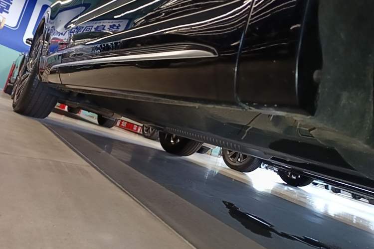 Used Hongqi HS5 2023 2.0T Four-Wheel Drive Flagship Pro Edition Right Side Sill