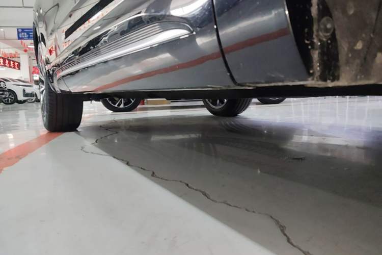 Used Hongqi HS5 2023 2.0T Four-Wheel Drive Flagship Pro Edition Right Side Sill