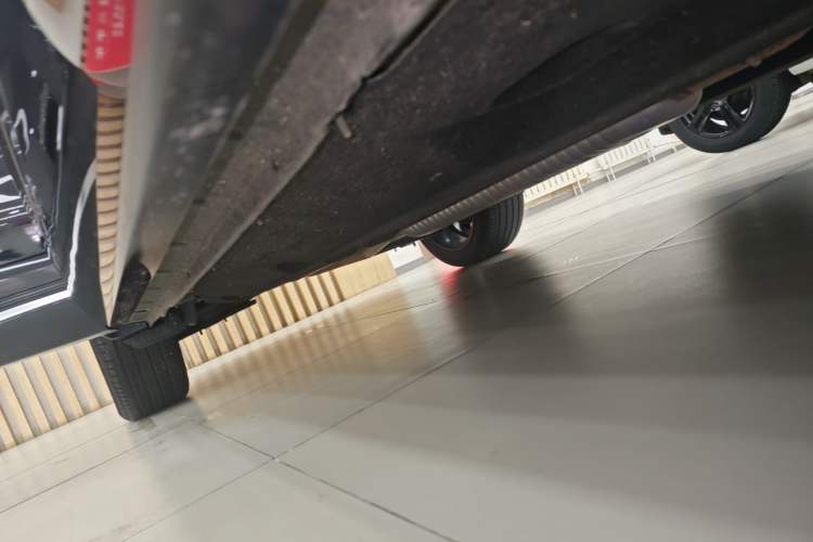Used Hongqi HS5 2023 2.0T Four-Wheel Drive Flagship Pro Edition Right Side Sill
