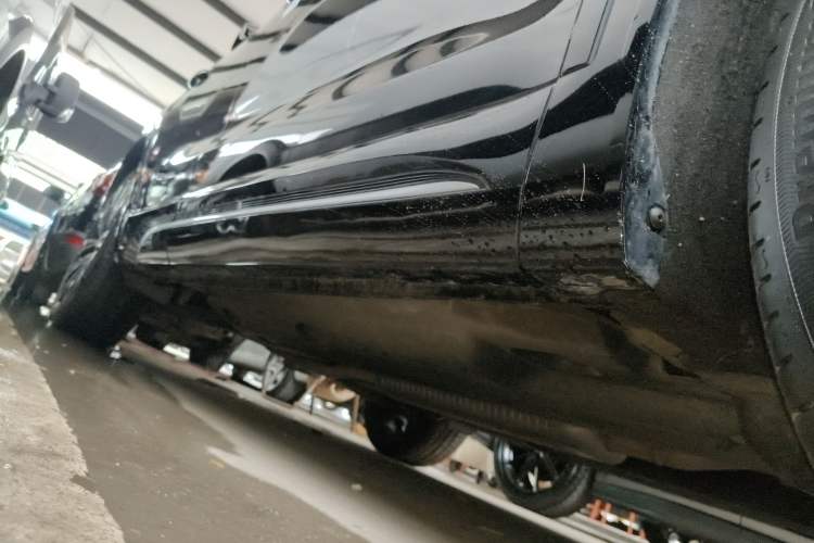 Used Hongqi HS5 2023 2.0T Four-Wheel Drive Flagship Pro Edition Right Side Sill