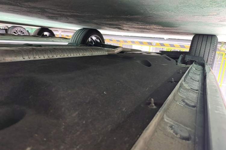 Used Hongqi HS5 2023 2.0T Four-Wheel Drive Flagship Pro Edition Right Side Sill