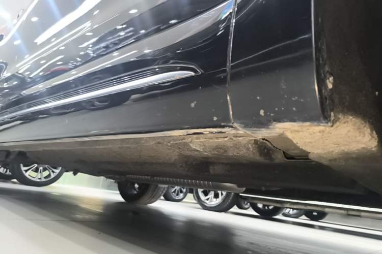 Used Hongqi HS5 2023 2.0T Four-Wheel Drive Flagship Pro Edition Right Side Sill