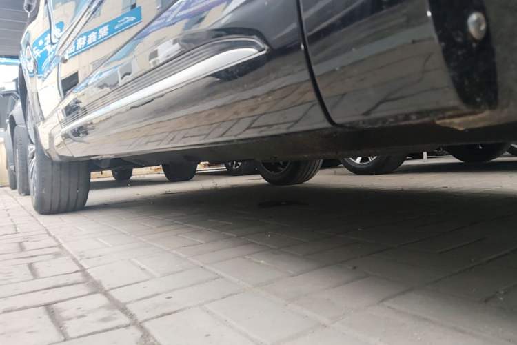 Used Hongqi HS5 2023 2.0T Four-Wheel Drive Flagship Pro Edition Right Side Sill