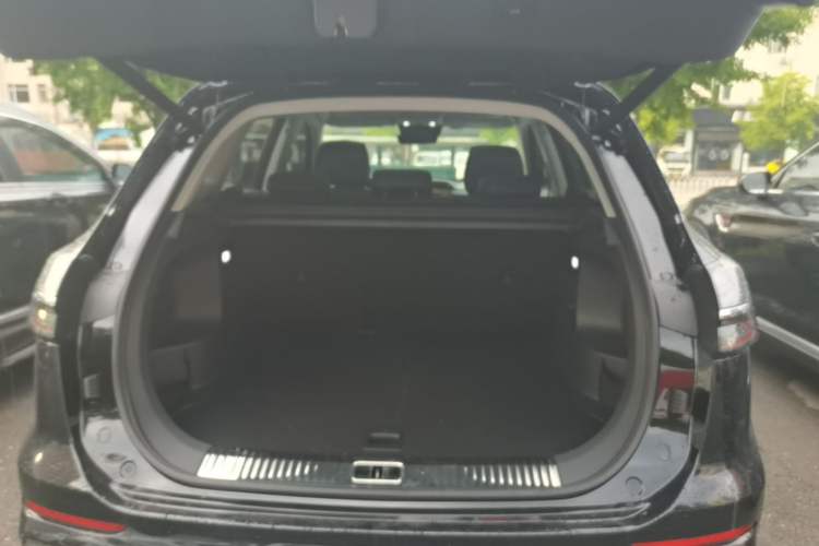 Used Hongqi HS5 2023 2.0T Four-Wheel Drive Flagship Pro Edition Trunk