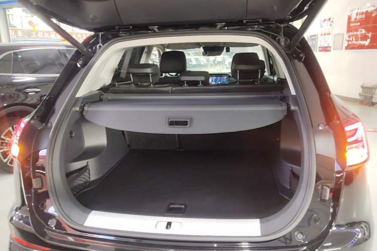 Used Hongqi HS5 2023 2.0T Four-Wheel Drive Flagship Pro Edition Trunk
