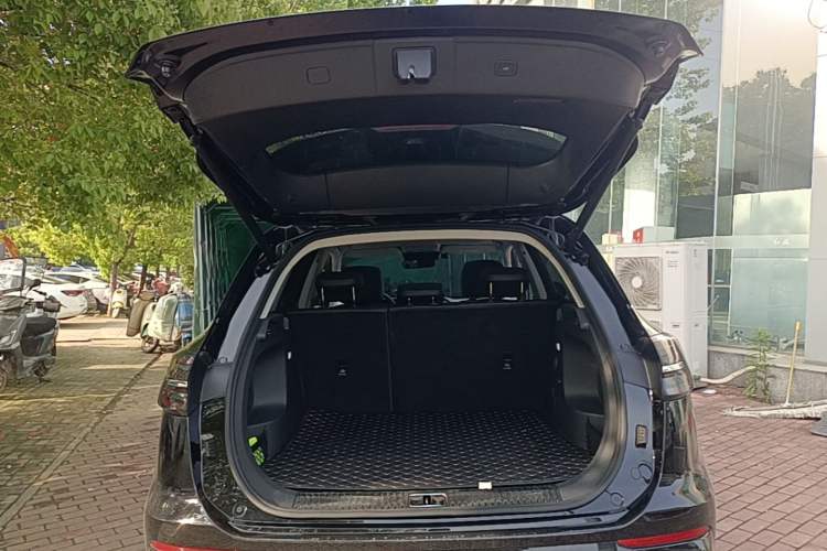 Used Hongqi HS5 2023 2.0T Four-Wheel Drive Flagship Pro Edition Trunk