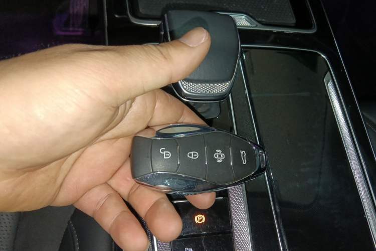 Used Hongqi HS5 2023 2.0T Four-Wheel Drive Flagship Pro Edition Vehicle Key
