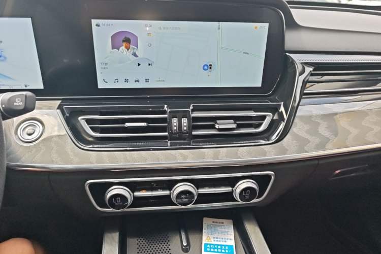 Used Hongqi HS5 2023 2.0T Four-Wheel Drive Flagship Pro Edition Audio And AC Panel