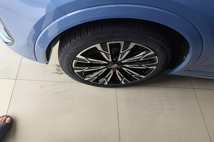 Used Hongqi HS5 2023 2.0T Four-Wheel Drive Flagship Pro Edition Left Front Wheel Hub