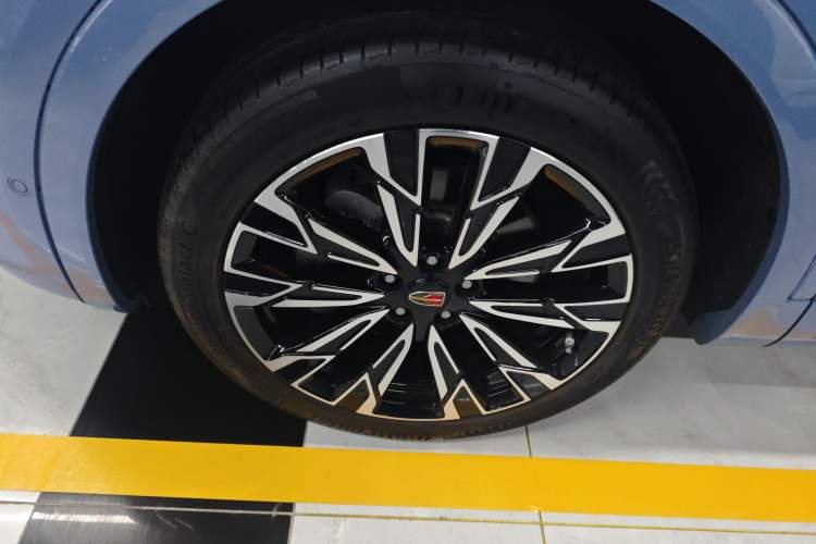 Used Hongqi HS5 2023 2.0T Four-Wheel Drive Flagship Pro Edition Left Front Wheel Hub