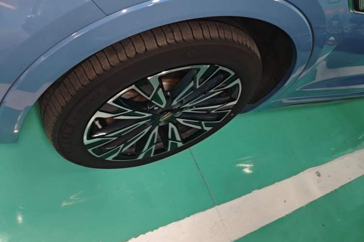 Used Hongqi HS5 2023 2.0T Four-Wheel Drive Flagship Pro Edition Left Front Wheel Hub