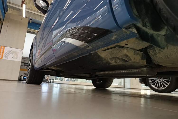 Used Hongqi HS5 2023 2.0T Four-Wheel Drive Flagship Pro Edition Left Side Sill