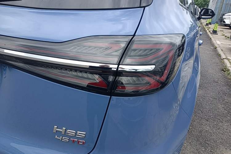 Used Hongqi HS5 2023 2.0T Four-Wheel Drive Flagship Pro Edition Right Rear Taillight