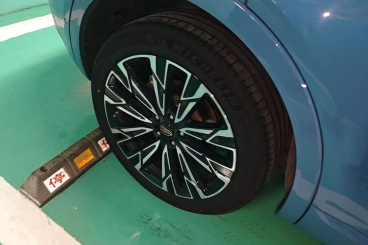 Used Hongqi HS5 2023 2.0T Four-Wheel Drive Flagship Pro Edition Right Rear Wheel Hub